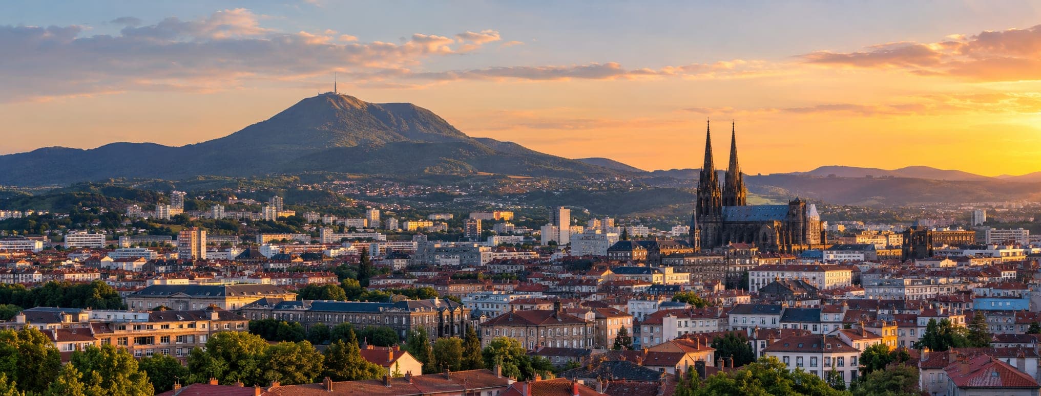 Clermont-Ferrand au coucher du soleil, le puy de Dôme et la cathédrale